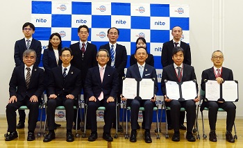 認定授与式の様子 関係者一同(右側:QTEC、左側:NITE)