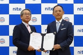 認定授与式の様子認定証を囲んで(右側:QTEC、左側:NITE)
